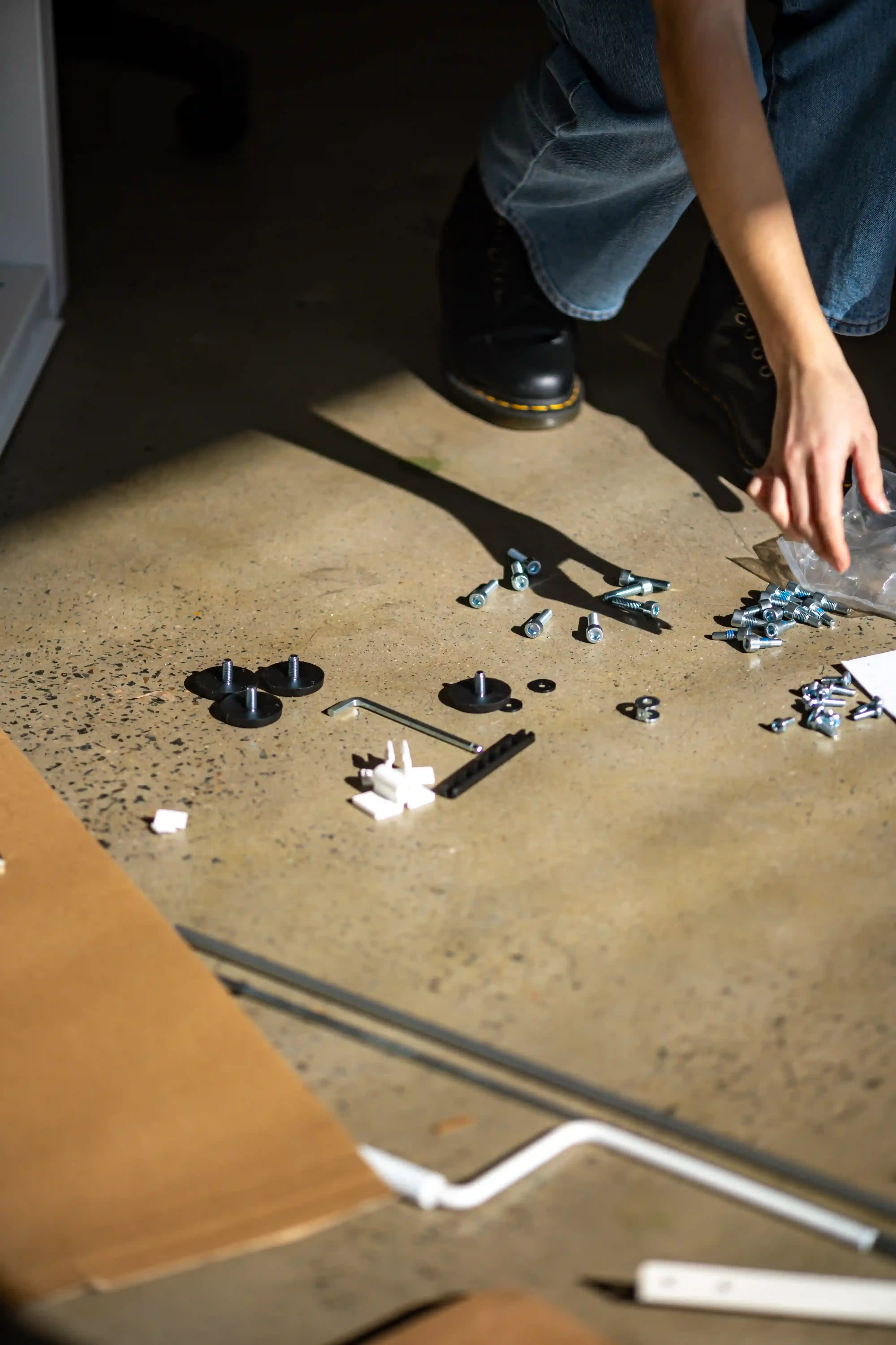 

Une image d'une prise électrique défectueuse avec des outils de réparation à côté, montrant une personne en train de réparer la prise. La photo illust